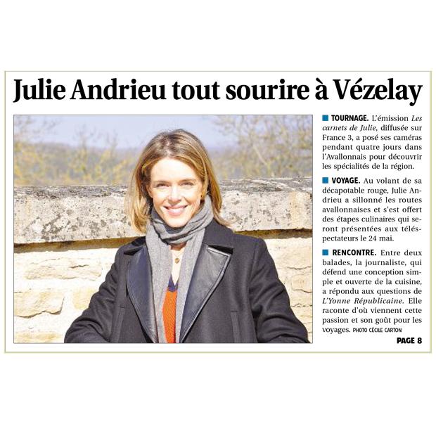 Julie Andrieu, tout sourire à Vézelay